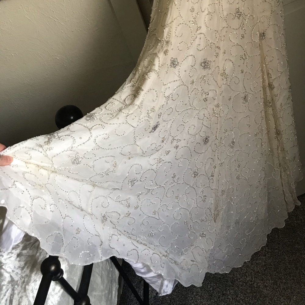 Fleur de Lis Vintage Wedding Dress - Picture 6 of 9